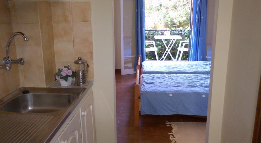 The Mayflower Studios & Apartments โมไรตีกา ภายนอก รูปภาพ