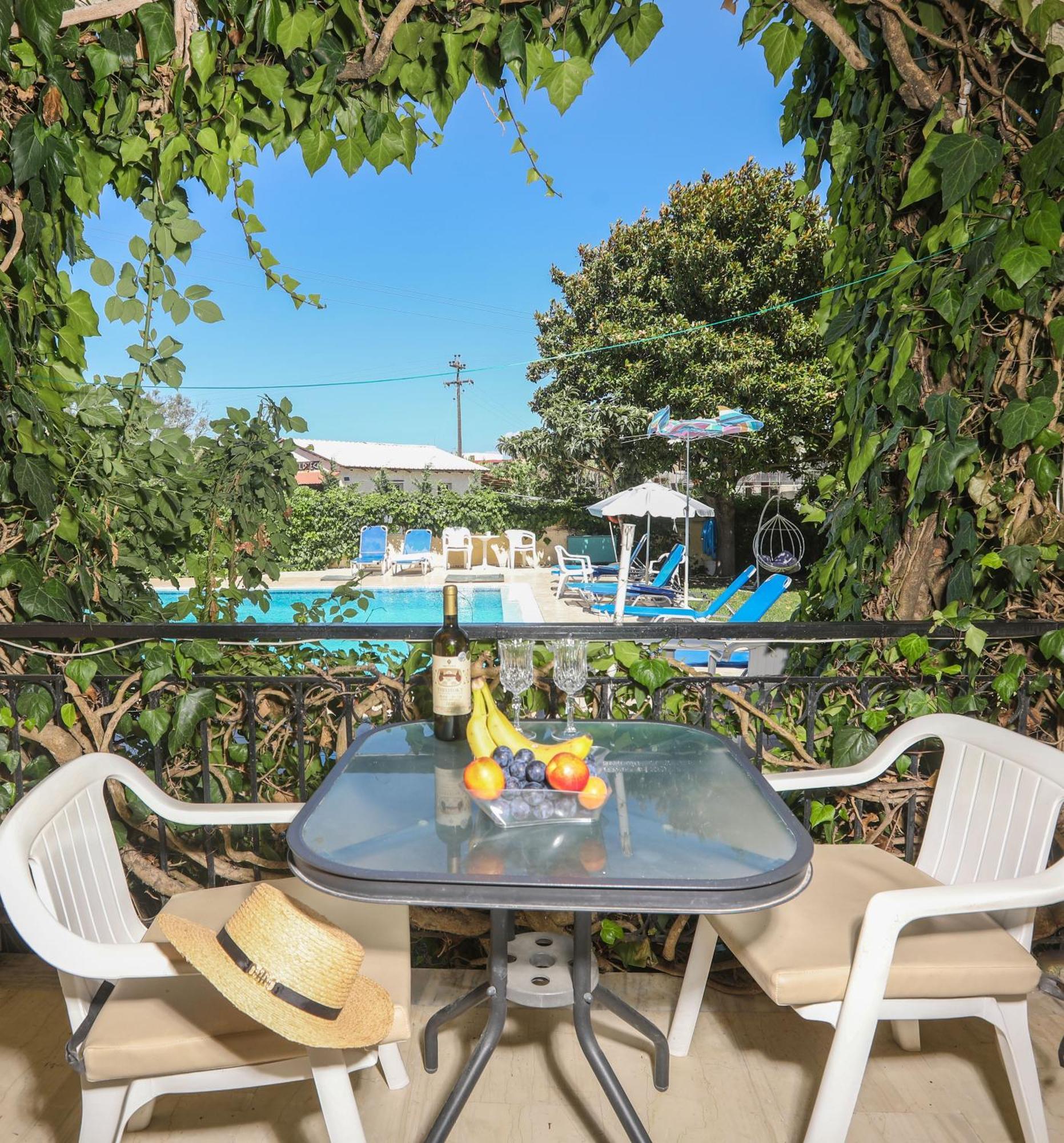 The Mayflower Studios & Apartments โมไรตีกา ภายนอก รูปภาพ