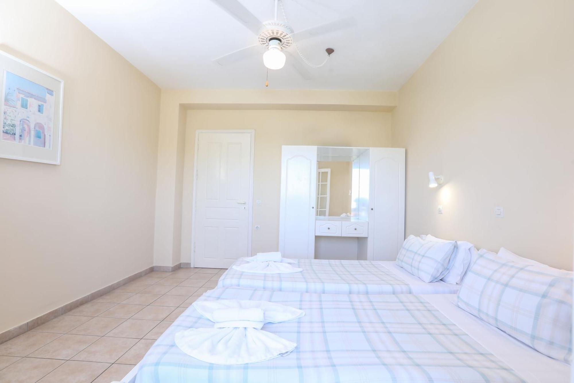 The Mayflower Studios & Apartments โมไรตีกา ภายนอก รูปภาพ