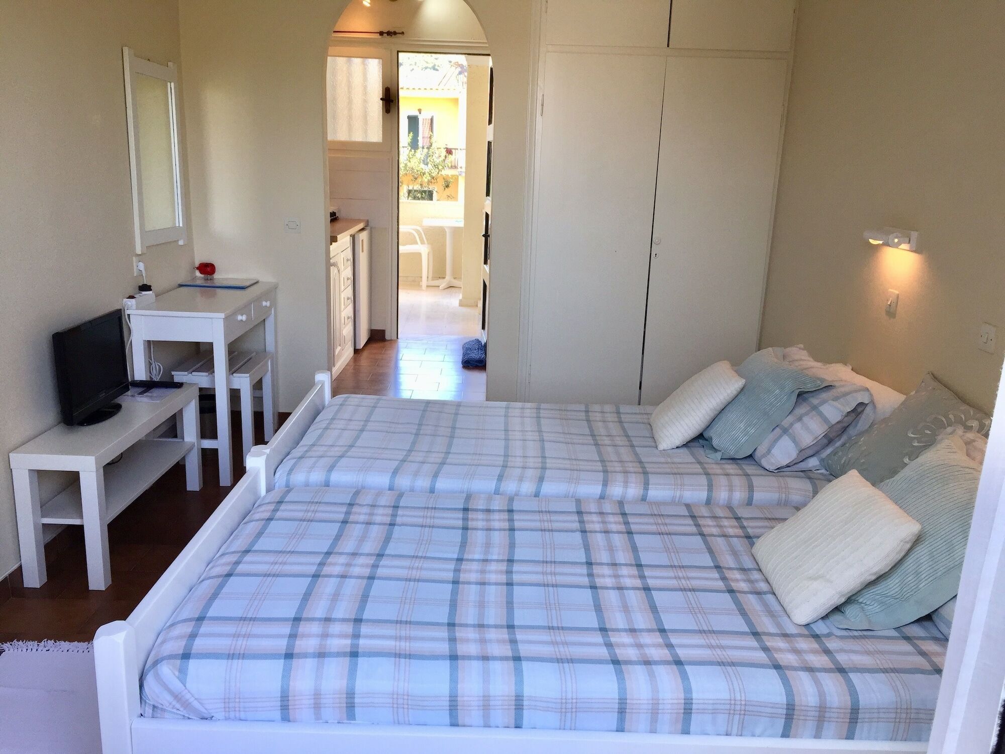 The Mayflower Studios & Apartments โมไรตีกา ภายนอก รูปภาพ